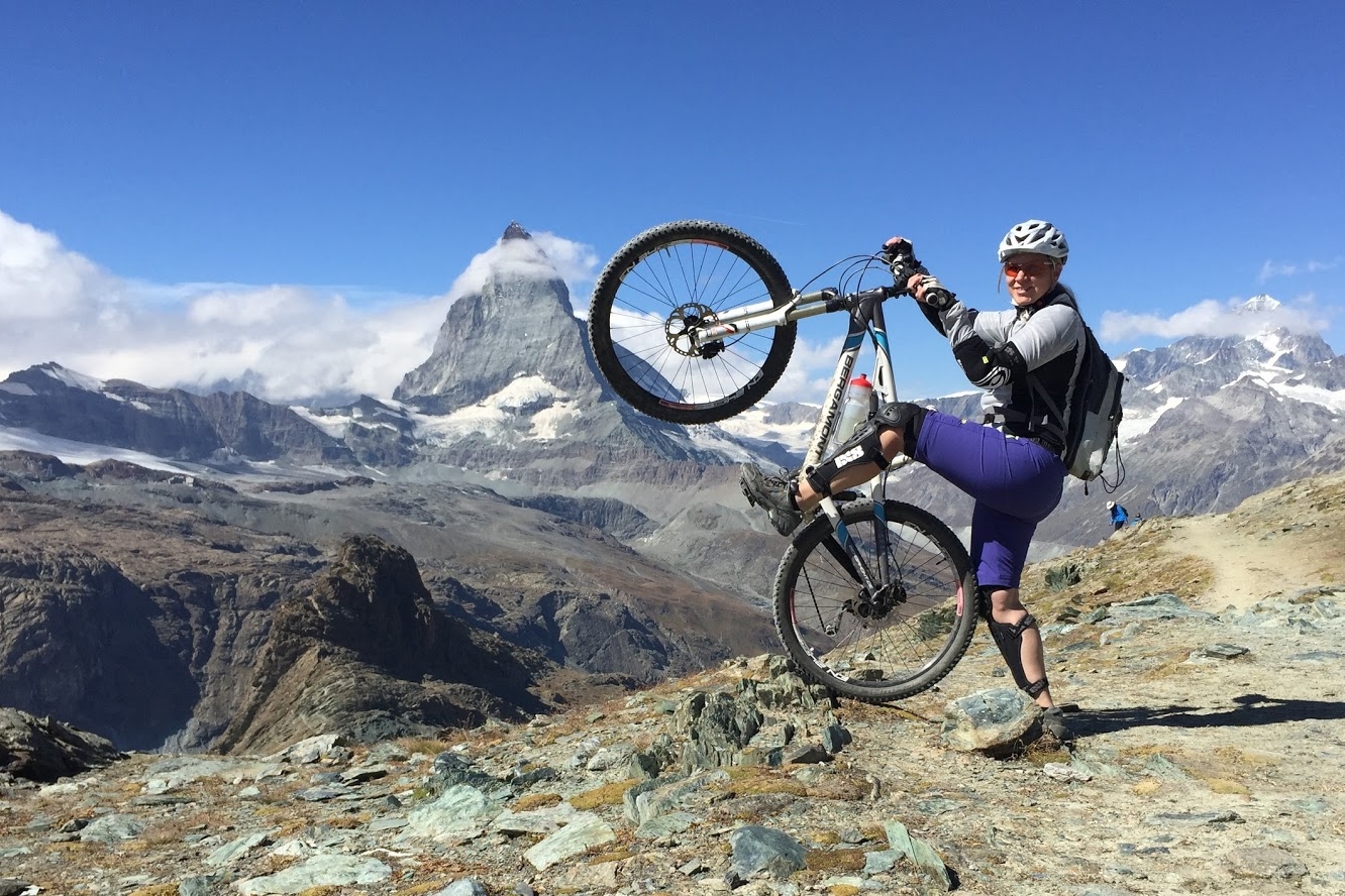 Cheryl Heusser with Mountainbike infront of Matterhorn